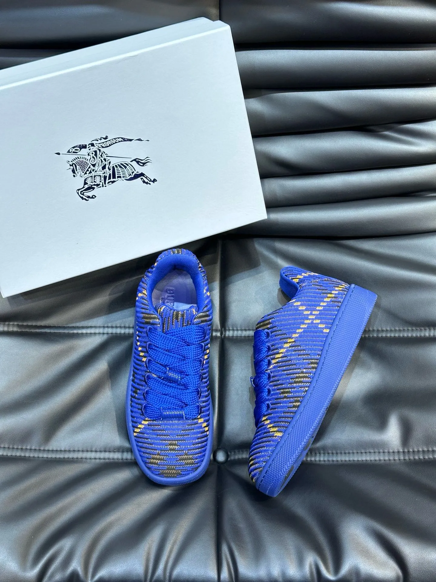 Factory price: 458💰Burberry Box series👫 Thick-soled casual sports shoes for couples, cool sneakers and bread shoes, purchased and developed from the original version, the top version of Box series sports shoes, made of original plaid/knitted fabric, embellished with EKD embossing. Made of mesh lining, the laces are decorated with metal coils, the rubber sole is decorated with the Burberry letter logo, and the original molded 3.5CM two-color T men's shoe 💰U outsole! Code number: 35-45 (35-45 customized)